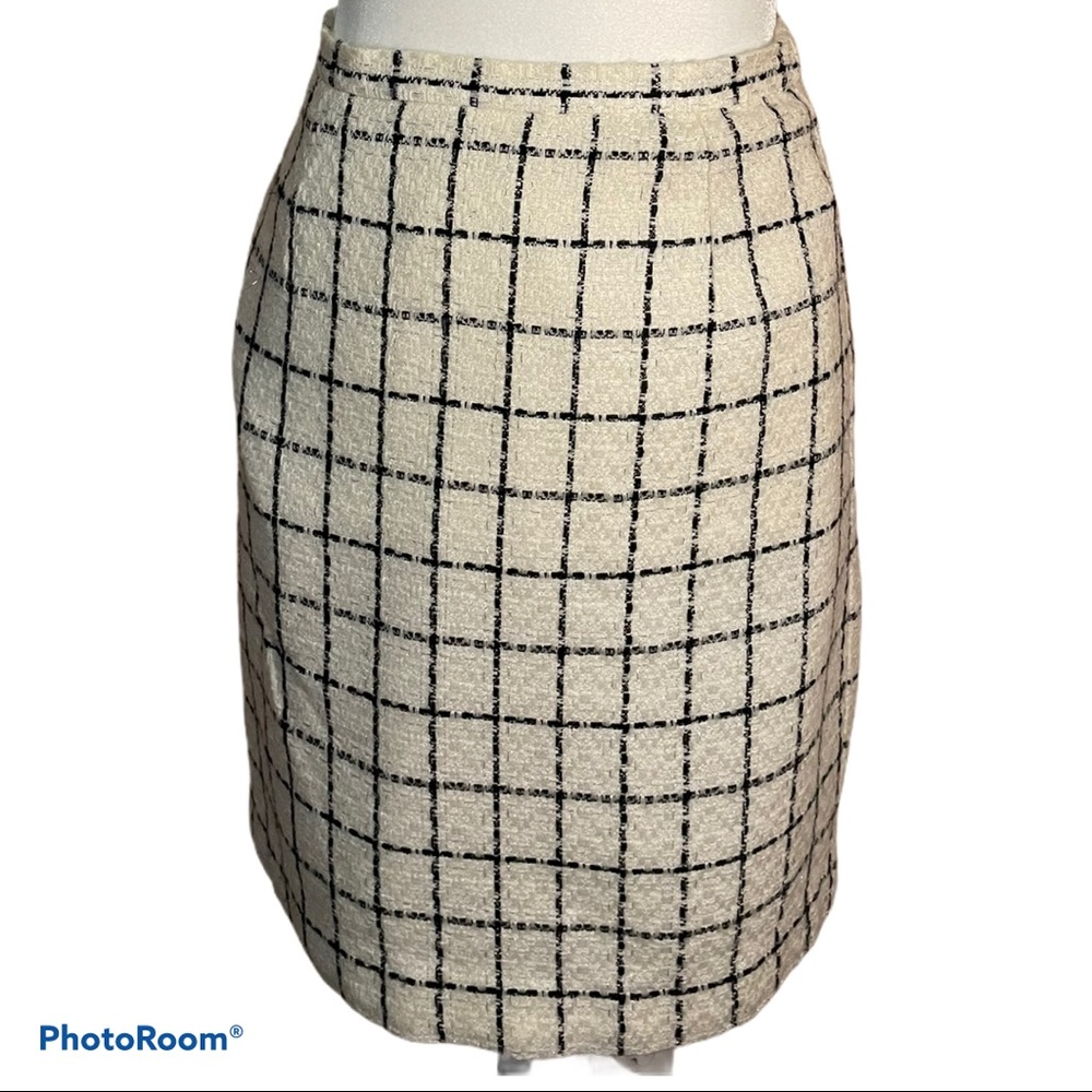 3/30 deal ! Tweed skirt black and white